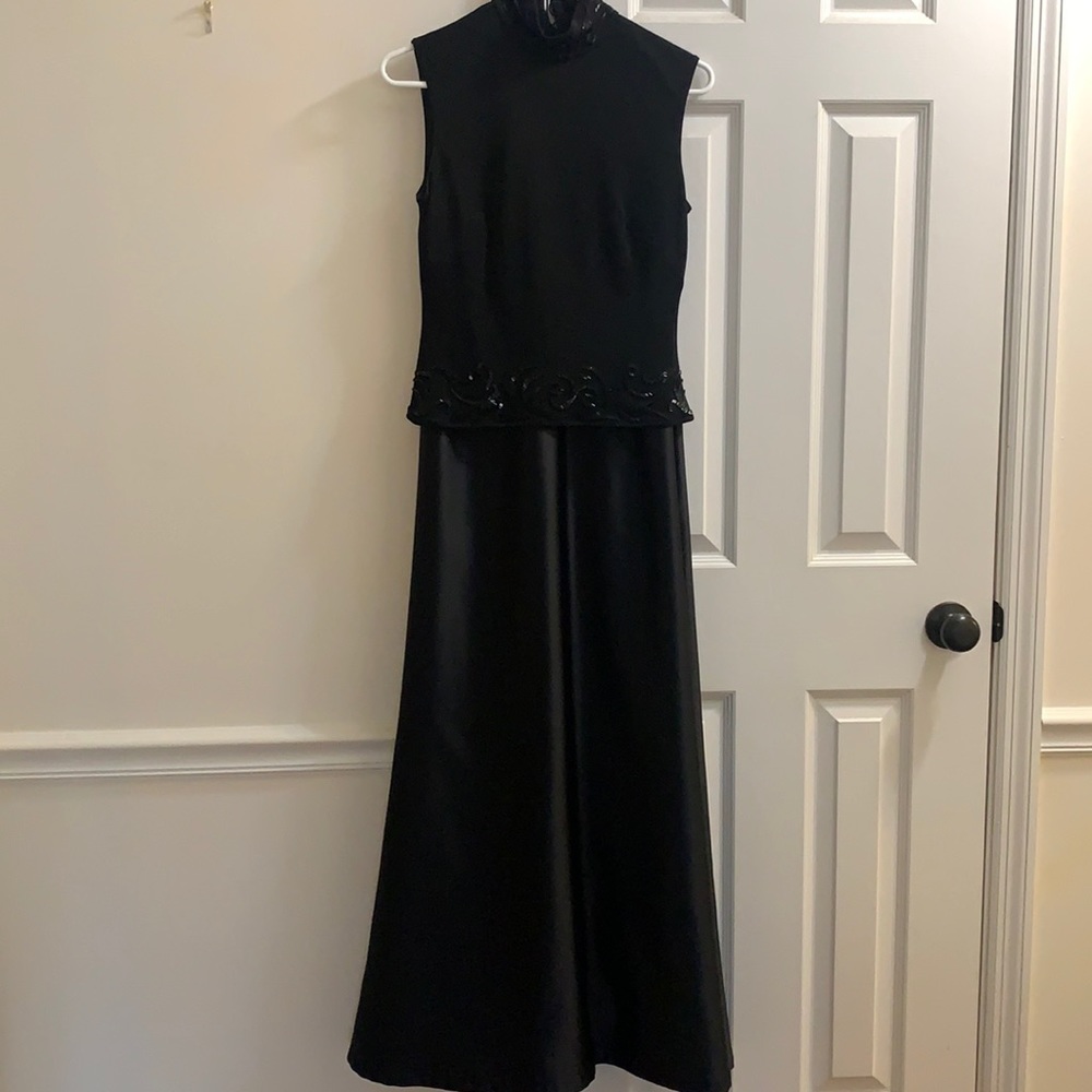 Tadashi gown, black, 8P, lightweight satin bottom, excellent condition.